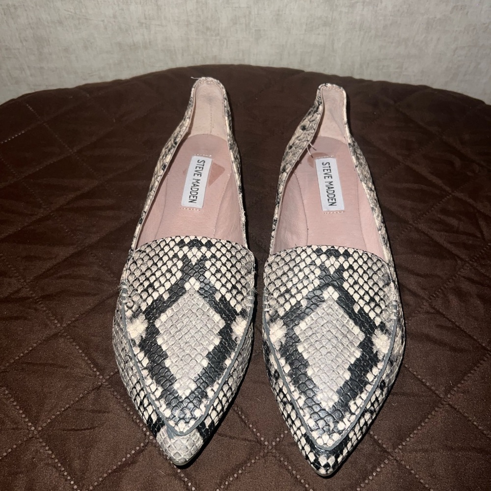 STEVE MADDEN Feathers Black and Cream Flats Sleek Snakeskin Design